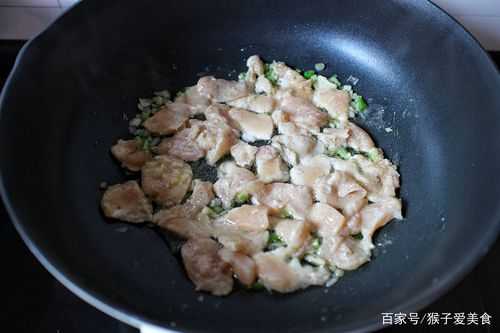 炒鸡胸肉放生姜吗（炒鸡胸肉放蒜吗）