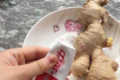 生姜和牙膏能去脸上黑色素（生姜加牙膏起到什么作用）-图2