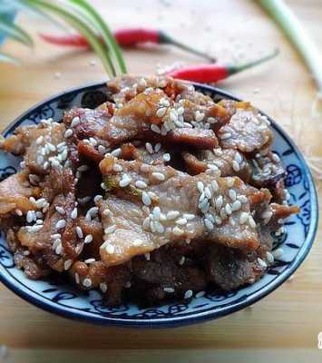 熟芝麻加生姜一起炒猪肉（芝麻姜猪肉汤）-图2